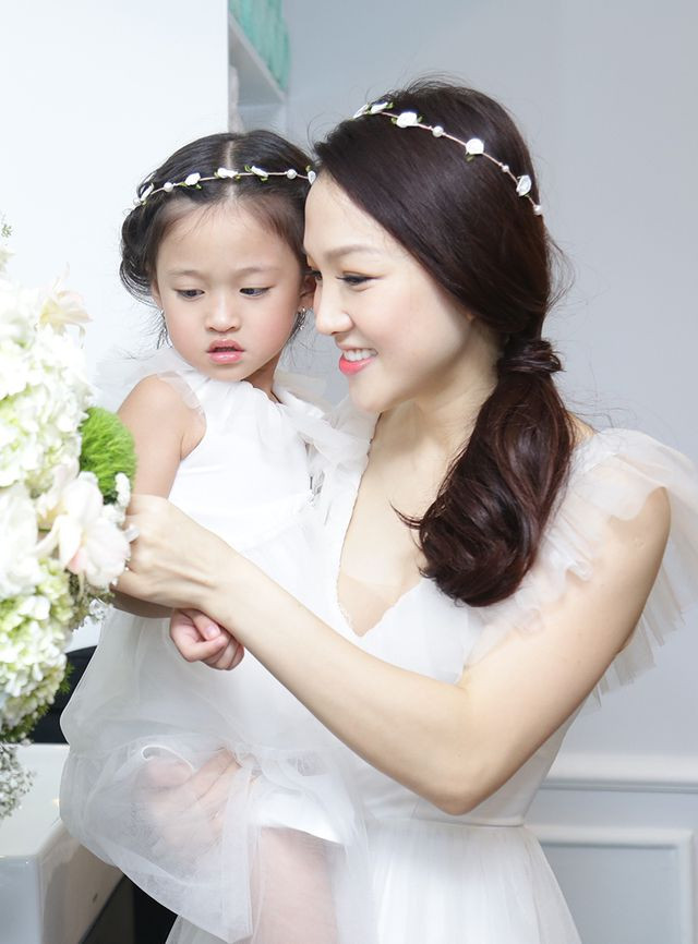 Con gái Phan Đình Tùng “xinh như thiên thần”, lấy hết nét “hoa hậu” của mẹ ảnh 3 Hai mẹ con trong một sự kiện