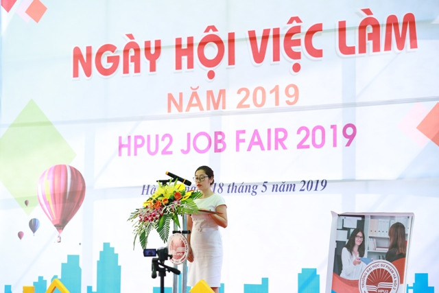 Bà Trần Thị Ái Hương - Đại diện nhà tuyển dụng phát biểu tại Ngày hội.