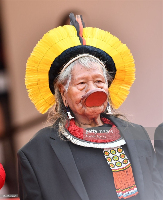 Tộc trưởng đến từ rừng rậm Brazil gây chú ý trên thảm đỏ Cannes hình ảnh 1 toc truong den tu rung ram brazil gay chu y tren tham do cannes hinh anh 1