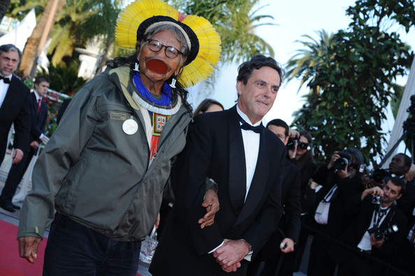 Tộc trưởng đến từ rừng rậm Brazil gây chú ý trên thảm đỏ Cannes hình ảnh 3 toc truong den tu rung ram brazil gay chu y tren tham do cannes hinh anh 3