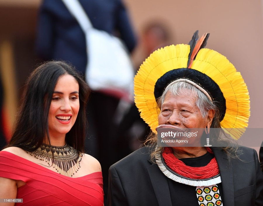 Tộc trưởng đến từ rừng rậm Brazil gây chú ý trên thảm đỏ Cannes hình ảnh 2 toc truong den tu rung ram brazil gay chu y tren tham do cannes hinh anh 2