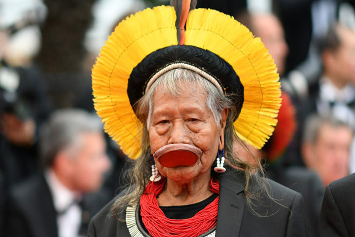 Tộc trưởng đến từ rừng rậm Brazil gây chú ý trên thảm đỏ Cannes hình ảnh 5 toc truong den tu rung ram brazil gay chu y tren tham do cannes hinh anh 5