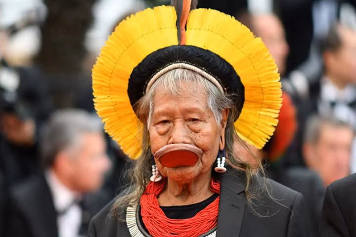 Tộc trưởng đến từ rừng rậm Brazil gây chú ý trên thảm đỏ Cannes hình ảnh 5 toc truong den tu rung ram brazil gay chu y tren tham do cannes hinh anh 5