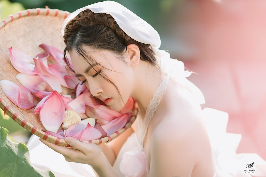 Gợi cảm nhưng vẫn đầy thanh thoát khi thả hồn giữa hồ sen dịu mát chiều hè. Gợi cảm nhưng vẫn đầy thanh thoát khi thả hồn giữa hồ sen dịu mát chiều hè.