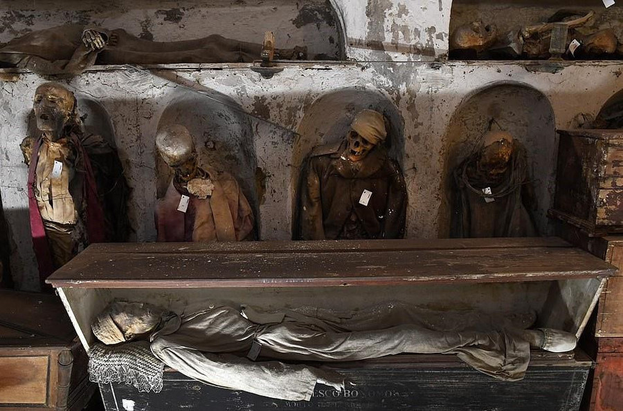 Ghe tham vung dat u am danh cho nguoi chet o Italy hinh anh 10 