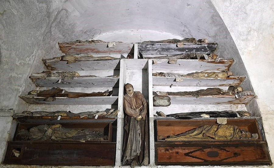 Ghe tham vung dat u am danh cho nguoi chet o Italy hinh anh 8 