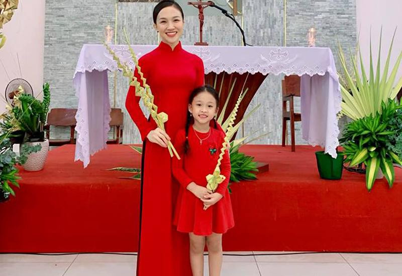Con gái Phan Đình Tùng “xinh như thiên thần”, lấy hết nét “hoa hậu” của mẹ ảnh 2 Hai mẹ con diện áo dài đỏ đẹp mắt