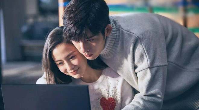 Tỉnh Bách Nhiên: Diễn xuất của Angelababy chưa bao giờ được đánh giá cao. Bù lại, độ đẹp đôi giữa cô và bạn diễn trên màn ảnh luôn là đề tài nóng hổi được công chúng quan tâm. Sau Lục Nghị, Chung Hán Lương, mỹ nhân 30 tuổi tiếp tục hóa người thương của mỹ nam Tỉnh Bách Nhiên trong Yêu em từ cái nhìn đầu tiên bản điện ảnh. Nội dung phim xoay quanh chuyện tình từ trong game online ra ngoài đời thực của hoa khôi học đường Bối Vi Vi và “nam thần” hàng đầu trường đại học Tiêu Nại. Tỉnh Bách Nhiên là bạn thân của Angelababy ngoài đời. Anh sở hữu trong tay nhiều bộ phim điện ảnh và truyền hình đình đám nhưÂm mưu hoàng tộc, Truy lùng quái yêu 2, Chúng ta của sau này… Là bạn thân nên cả hai nhập vai và tương tác tương đối “mượt”. Loat nguoi tinh man anh dien trai, noi tieng cua my nhan Angelababy hinh anh 4