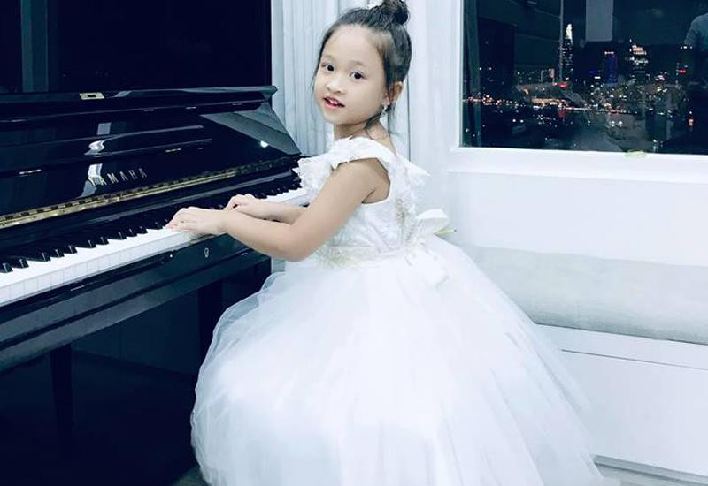 Con gái Phan Đình Tùng “xinh như thiên thần”, lấy hết nét “hoa hậu” của mẹ ảnh 4 Bé sở hữu nét đẹp thiên thần