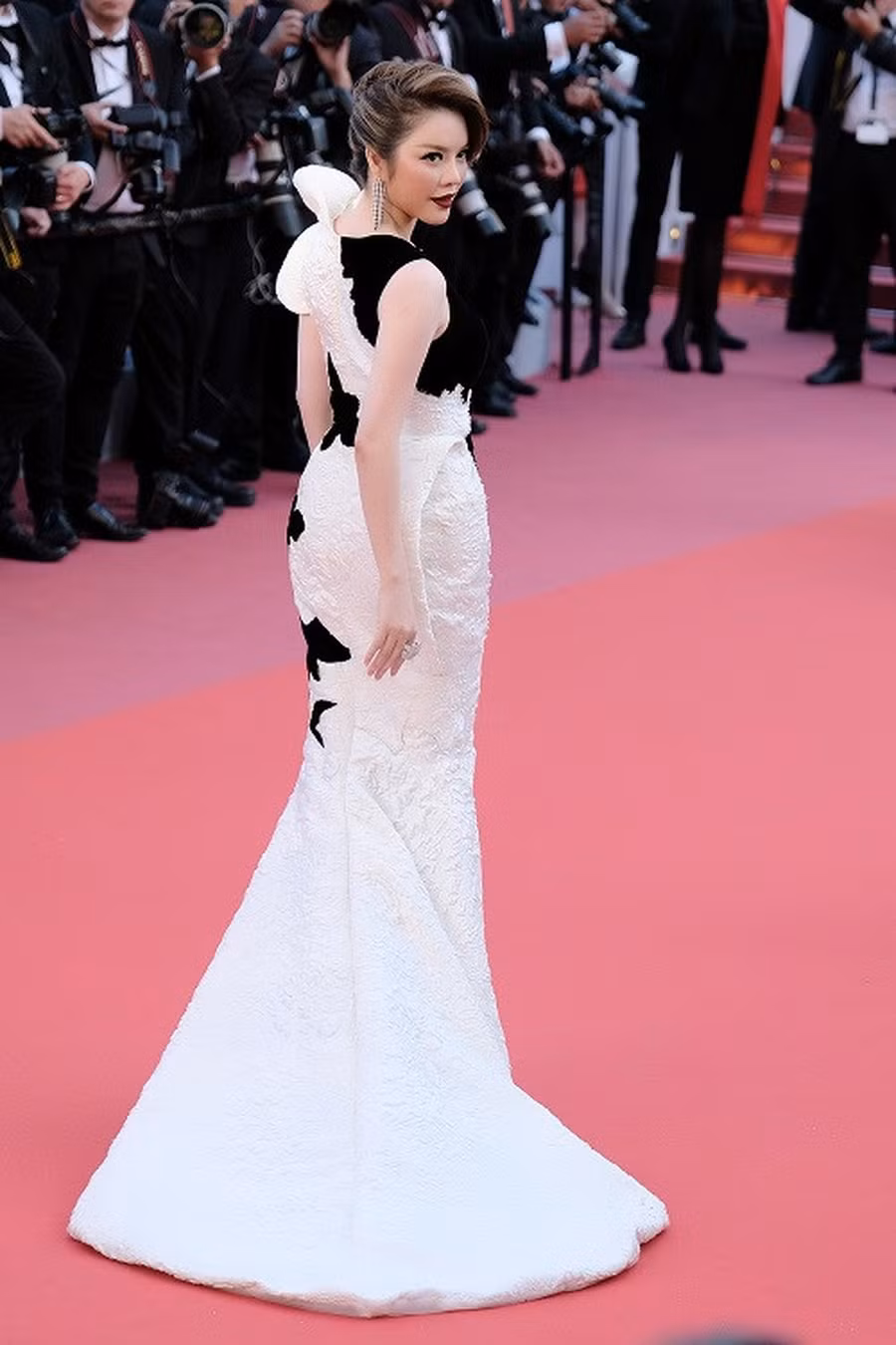 Khong du Cannes 2019, Ly Nha Ky van duoc fan nhac den vi dieu nay hinh anh 5