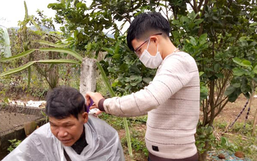 Cô gái được đặc cách mặc đồng phục nam ở cơ quan ảnh 2 Bon tập cắt tóc để sau này có thể lập nghiệp từ nghề này. Ảnh: Minh Thiên.
