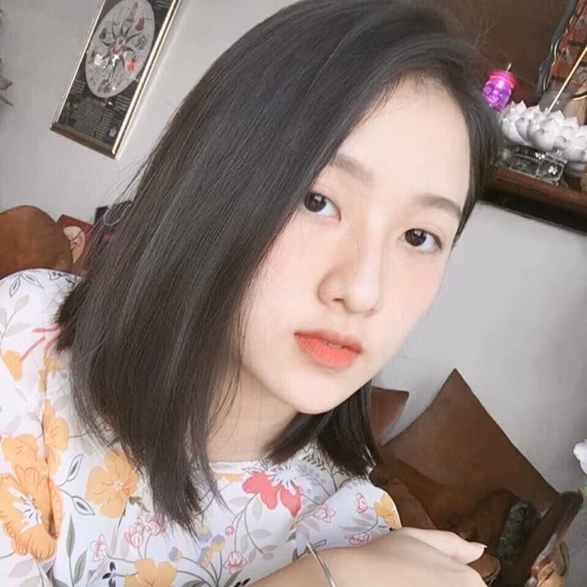 Việt Thương khiến nhiều người nhầm tưởng là con lai, mang hai dòng máu Việt - Hàn. Hình ảnh của cô cũng liên tục xuất hiện trên các Fanpage hot girl Hàn Quốc trong và ngoài nước. Cô gái sinh năm 2001 khá bất ngờ về sự quan tâm của dân mạng dành cho mình.