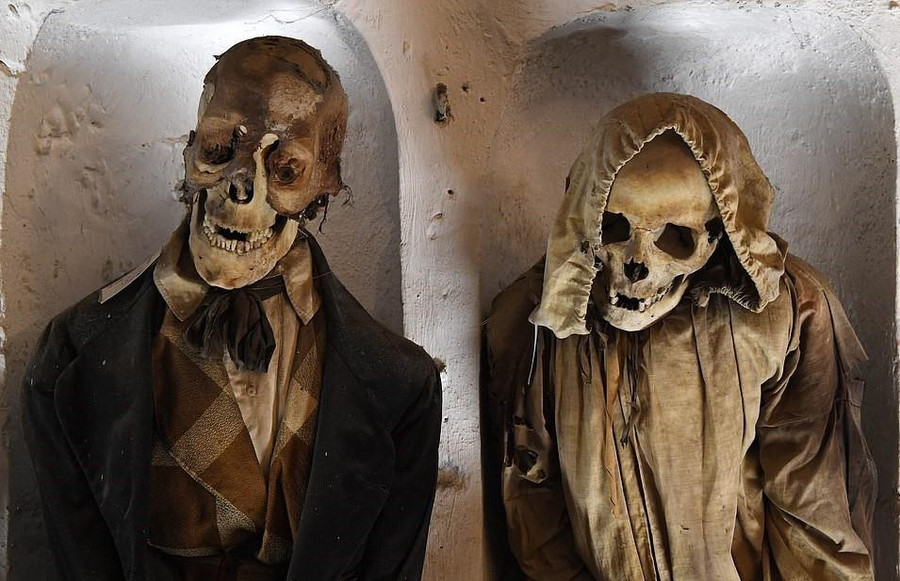 Ghe tham vung dat u am danh cho nguoi chet o Italy hinh anh 1 