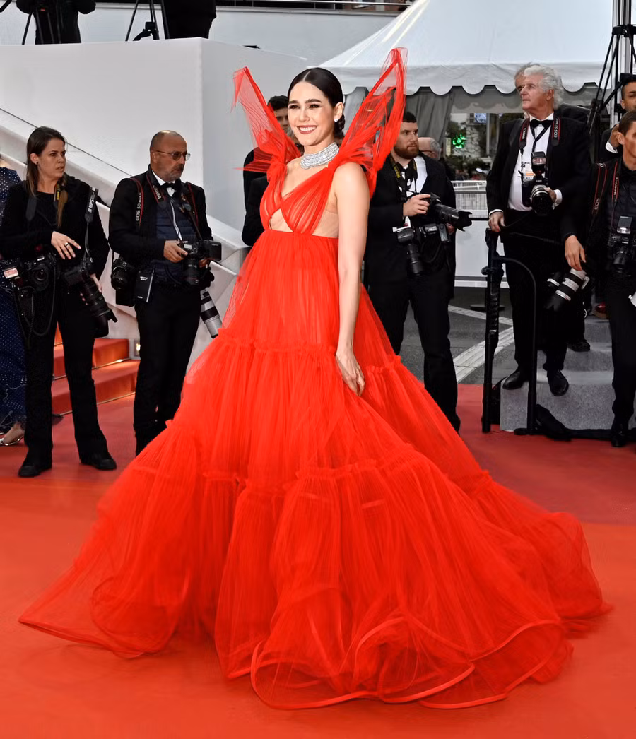 Chẳng cần chiêu trò “hở da thịt”, 25 bộ cánh này vẫn được công nhận là đỉnh nhất Cannes 2019 - Ảnh 13.