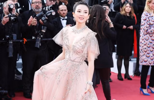 Chương Tử Di diện đầm xuyên thấu, đẹp lấn át dàn mỹ nữ ở bế mạc Cannes