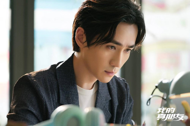 Sau nhiều năm miệt mài đóng phim, Chu Nhất Long bất ngờ nổi lên như một hiện tượng nhờ vai Thẩm Ngụy trong webdrama Trấn hồn năm 2018. Từ một diễn viên không ai hay tên, mỹ nam 31 tuổi giờ sở hữu cả triệu người hâm mộ. Diễn xuất có hồn, linh hoạt và tinh tế của anh đã lọt vào mắt xanh của nhiều đạo diễn. Anh tiếp tục được mời tham gia vào dự án phim chất lượng khác như Minh Lan truyện vừa phát sóng vào cuối năm 2018 vừa qua. Khán giả sẽ sớm tái ngộ với Chu Nhất Long trong bộ phim Người bạn thật sự của tôi với vai Tỉnh Niên,bên cạnh Angelababy và Đặng Luân. Phim lên sóng trên hai đài Đông Phương và Chiết Giang bắt đầu từ 19/5. Loat nguoi tinh man anh dien trai, noi tieng cua my nhan Angelababy hinh anh 9