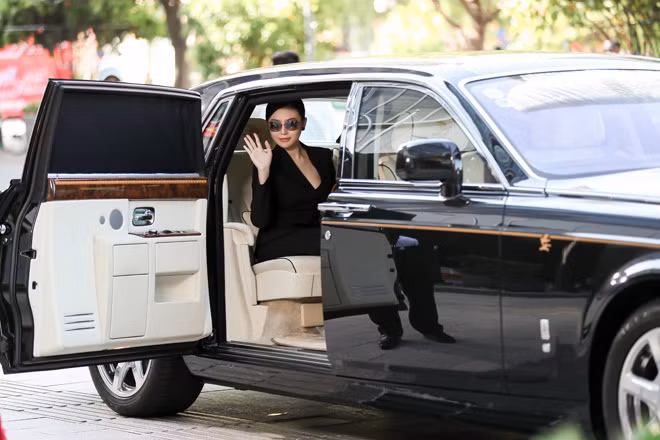 nhung-nang-hau-duoc-chong-cung-chieu-voi-cuoc-song-chang-khac-nao-nu-hoang 3