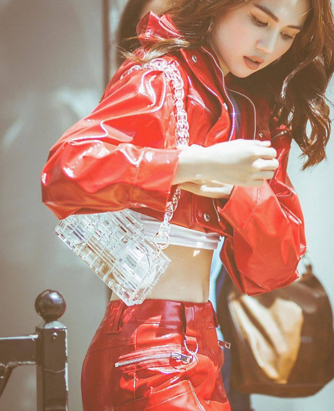 Ngọc Trinh kiêu hãnh sải bước trên đường phố Paris sau khi gây bão tại Cannes với bộ cánh “có như không” và không quên xéo xắt một câu - Ảnh 3. Ngọc Trinh kiêu hãnh sải bước trên đường phố Paris sau khi gây bão tại Cannes với bộ cánh “có như không” và không quên xéo xắt một câu - Ảnh 3.