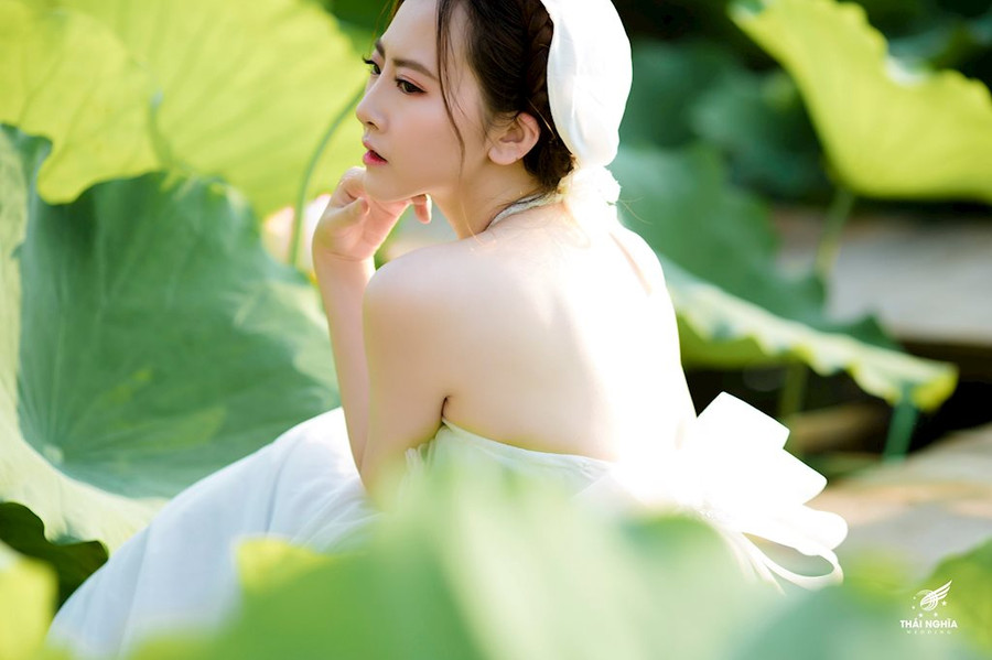 Làn da trắng nõn cùng gương mặt nổi bật khiến mỗi bức hình Linh Chi đều tràn đầy sức sống. Làn da trắng nõn cùng gương mặt nổi bật khiến mỗi bức hình Linh Chi đều tràn đầy sức sống.
