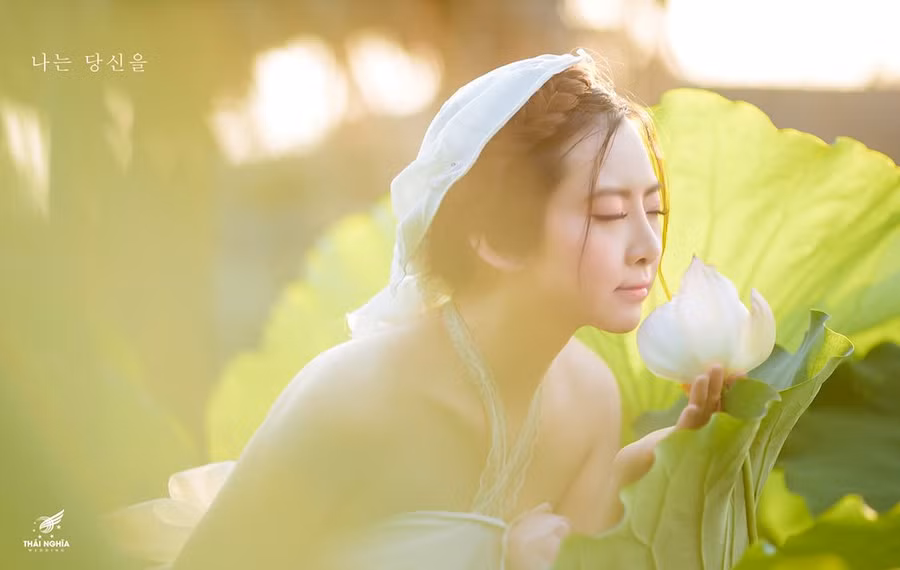 LInh Chi hài hước chia sẻ : "Mọi người cứ bảo chơi đi đừng vội lấy chồng, con cái không đi đâu được đâu. Ấy thế mà mình lấy chồng, rồi sinh con mà mình vẫn đi chơi bình thường. Những lúc rảnh rỗi mình vẫn tụ tập bạn bè, chụp những bộ ảnh mà mình muốn. Mình đặc biệt thích hoa sen.Sen là loài hoa cao quý, khiến con người ta có cảm giác nhẹ nhàng, thanh thoát" .