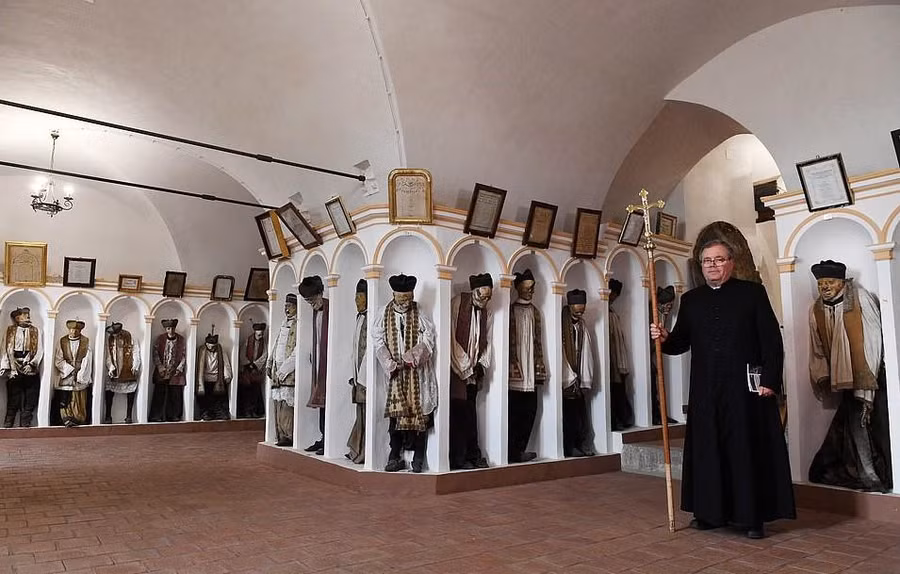 Ghe tham vung dat u am danh cho nguoi chet o Italy hinh anh 4 