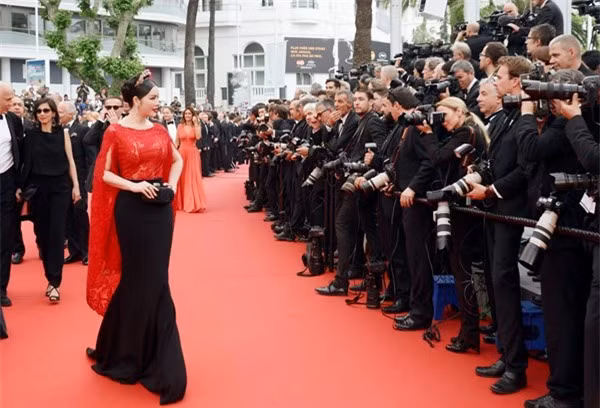 3 my nhan khong can ho bao van thu hut anh nhin tren tham do lhp cannes hinh anh 5