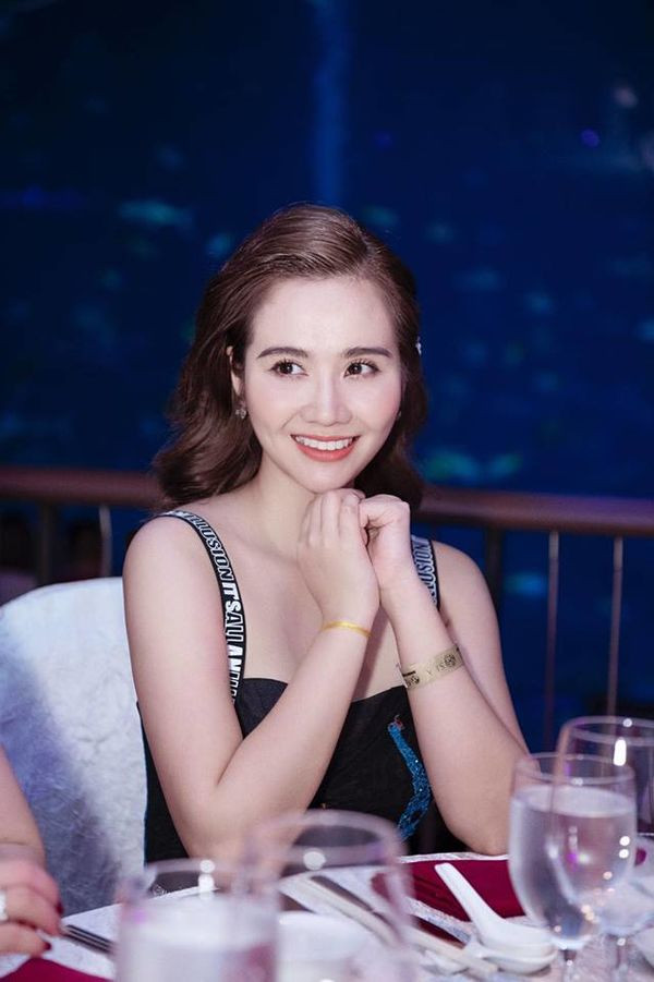 Hội bạn thân toàn gái xinh sinh năm 1990 của MC Thu Hoài ảnh 16 Huyền Lizzie từng tham gia các bộ phim như Lời thú nhận của Eva, Lời thì thầm từ quá khứ, Trái tim có nắng, Chạy trốn thanh xuân…