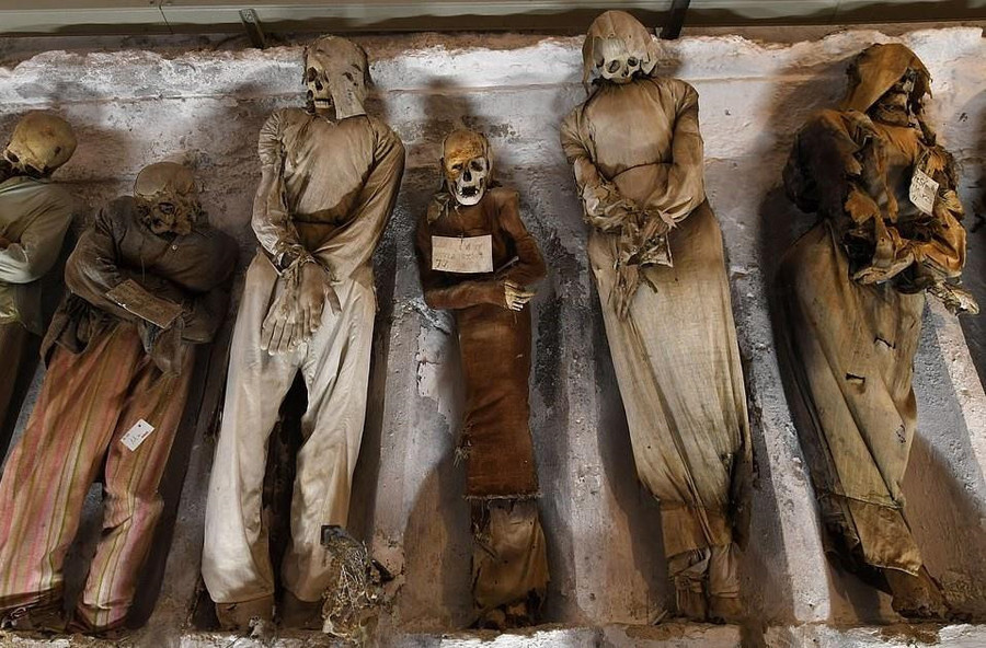 Ghe tham vung dat u am danh cho nguoi chet o Italy hinh anh 7 