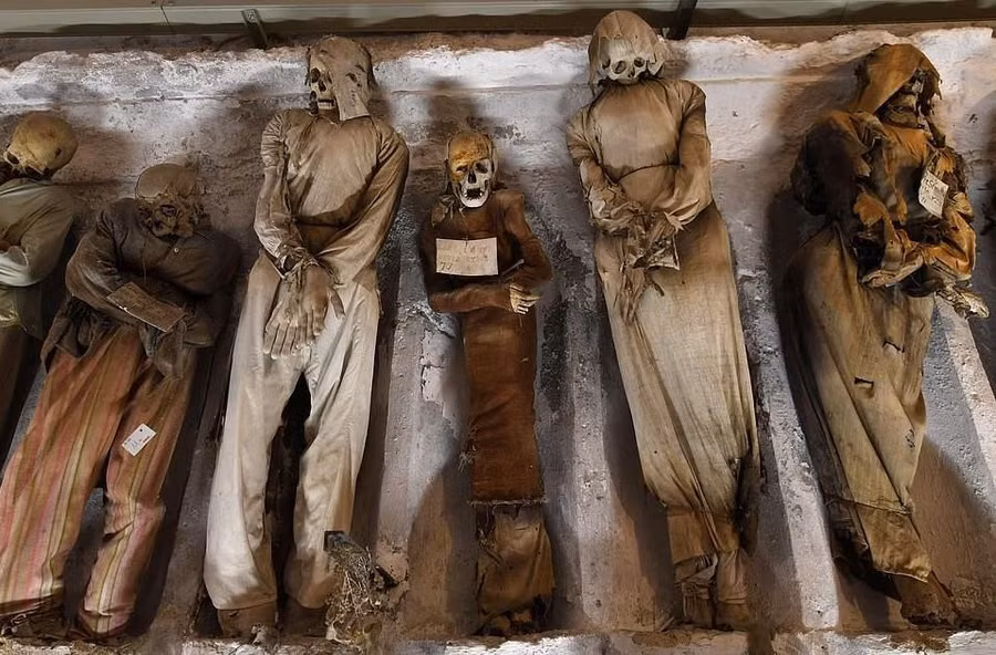 Ghe tham vung dat u am danh cho nguoi chet o Italy hinh anh 7 