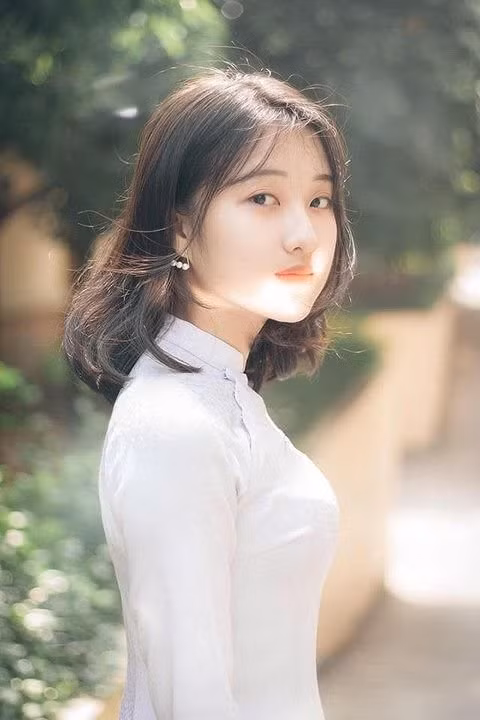 Phan Thị Việt Thương sinh năm 2001, hiện là học sinh trường THPT Tây Thạnh (TP.HCM).