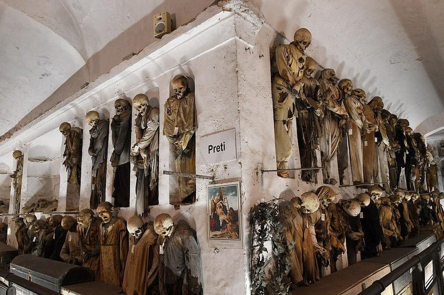 Ghe tham vung dat u am danh cho nguoi chet o Italy hinh anh 3 