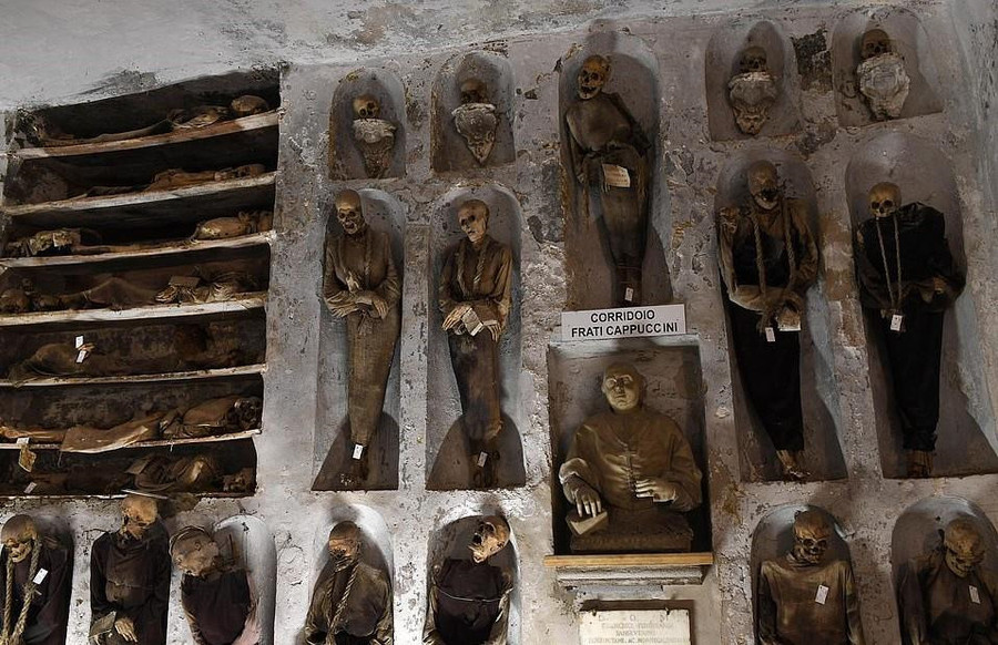 Ghe tham vung dat u am danh cho nguoi chet o Italy hinh anh 14 