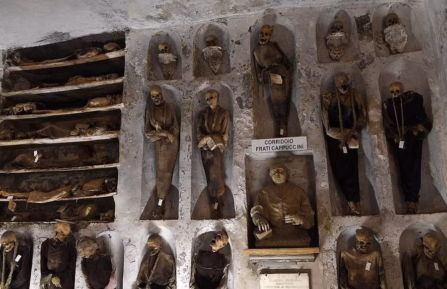 Ghe tham vung dat u am danh cho nguoi chet o Italy hinh anh 14 