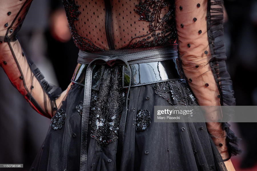 Thiết kế điểm xuyết hoa văn thêu mang đậm dấu ấn cổ điển, kết hợp chất liệu xuyên thấu và tuyn, giúp người đẹp khoe được làn da trắng, những khoảng hở gợi cảm. Chuyên trang RCFA gọi minh tinh Trung Quốc là "người phụ nữ của sự lãng mạn". Chuong Tu Di goi cam va dang cap voi hang hieu tai LHP Cannes 2019 hinh anh 2