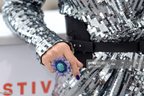 Chương Tử Di gợi cảm và đẳng cấp với hàng hiệu tại LHP Cannes 2019 ảnh 7 Chuong Tu Di goi cam va dang cap voi hang hieu tai LHP Cannes 2019 hinh anh 7