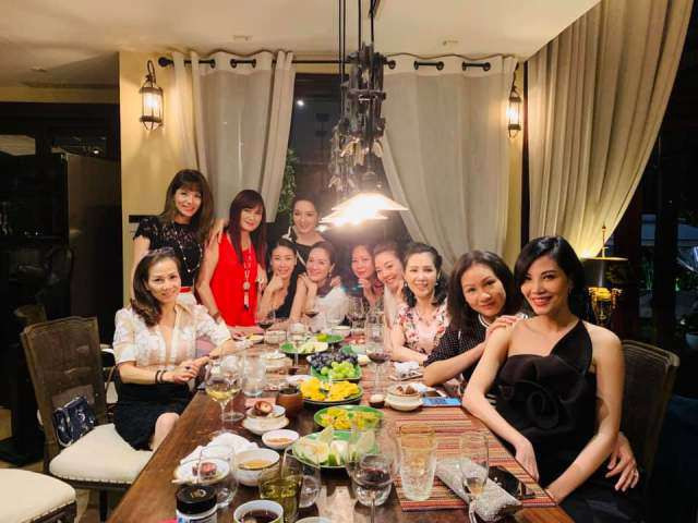 Nữ hoàng ảnh lịch Hiền Mai “tố” nhan sắc thật của dàn Hoa hậu đình đám qua một bức ảnh ảnh 1