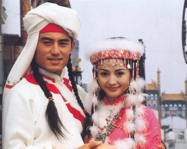 tiet lo bat ngo ve than the cua ham huong trong hoan chau cach cach hinh anh 2