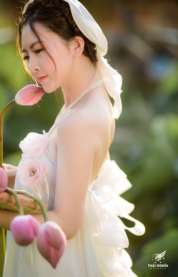 "Mẹ bỉm sữa" - 3 từ này bao giờ cũng gợi cho người ta nhiều liên tưởng về một bà mẹ vất vả với công việc gia đình, con cái và tất nhiên, không thể lung linh xinh đẹp như thời son rỗi. Tuy nhiên, cũng có những mẹ bỉm sữa hoàn toàn đứng ngoài quy luật khắc nghiệt của hôn nhân. Cô nàng Linh Chi Phạm là một ví dụ điển hình. "Mẹ bỉm sữa" - 3 từ này bao giờ cũng gợi cho người ta nhiều liên tưởng về một bà mẹ vất vả với công việc gia đình, con cái và tất nhiên, không thể lung linh xinh đẹp như thời son rỗi. Tuy nhiên, cũng có những mẹ bỉm sữa hoàn toàn đứng ngoài quy luật khắc nghiệt của hôn nhân. Cô nàng Linh Chi Phạm là một ví dụ điển hình.