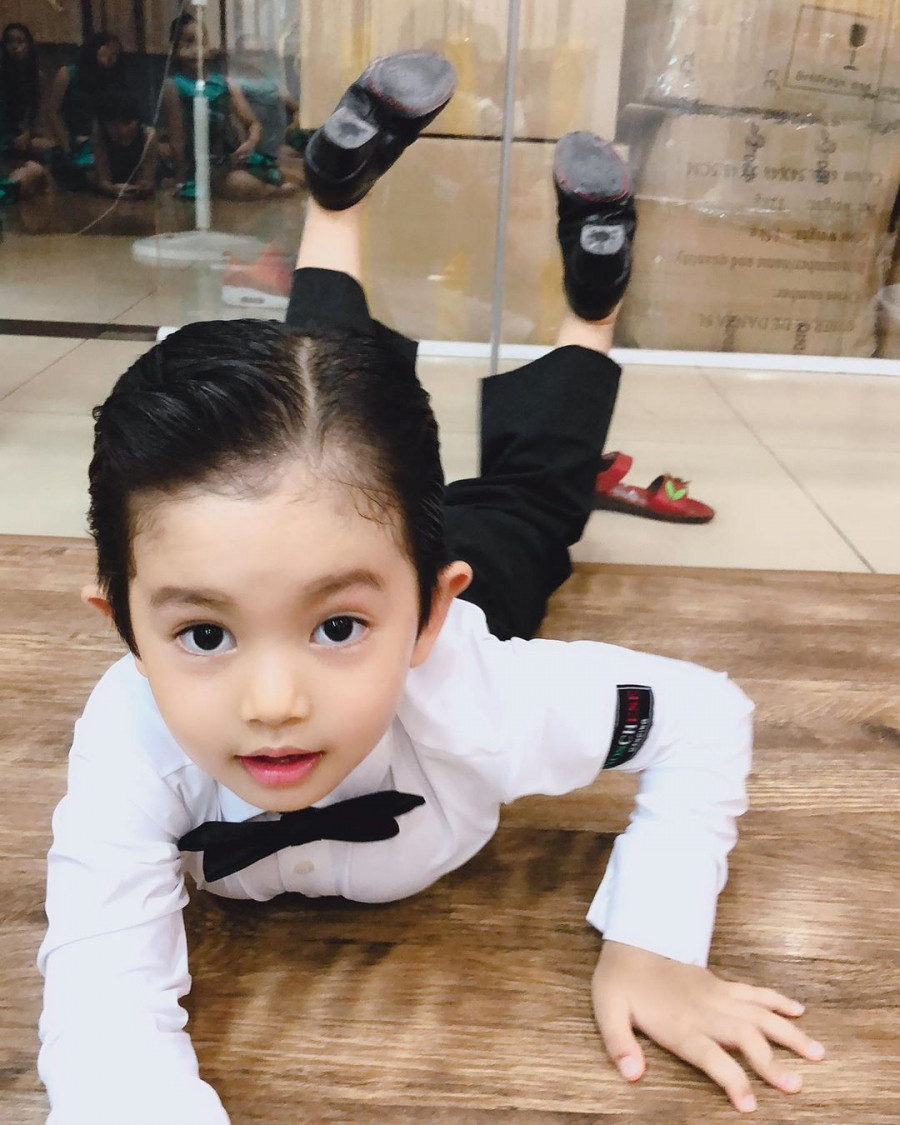 Con trai 3 tuổi của Khánh Thi ra sàn nhảy đúng chuẩn “con nhà nòi“ ảnh 2 Cậu bé con thể hiện nặng khiếu con nhà nòi