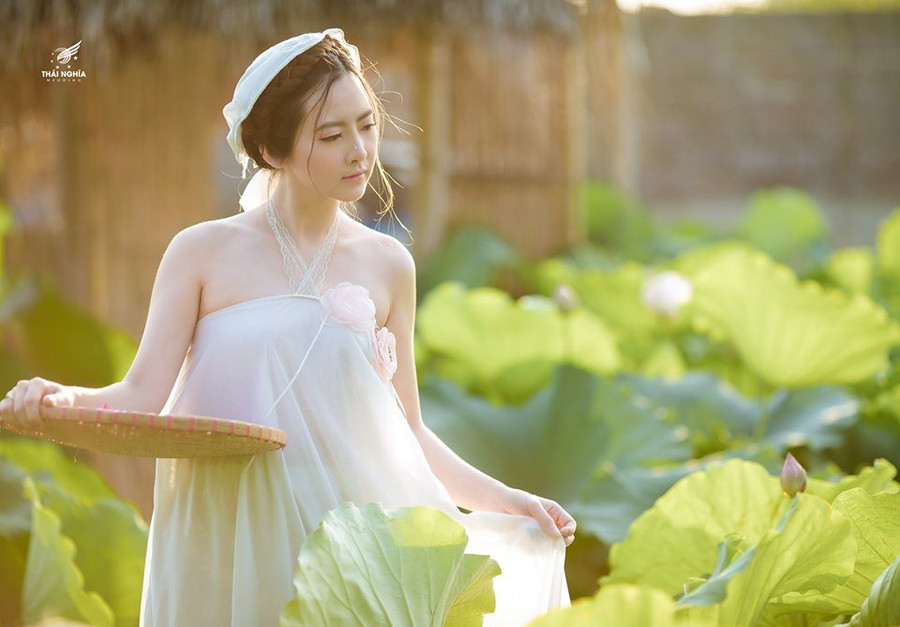 Mới đây, hot girl đến từThanh Hóa khiến nhiều người bất ngờ và ngưỡng mộ khi tung bộ ảnh đằm thắm bên hoa sen. Ngắm nhìn vẻ xinh đẹp, quyến rũ của cô nàng, ít ai ngờ rằng Linh Chi đã là mẹ của cậu con trai 2 tuổi. Mới đây, hot girl đến từThanh Hóa khiến nhiều người bất ngờ và ngưỡng mộ khi tung bộ ảnh đằm thắm bên hoa sen. Ngắm nhìn vẻ xinh đẹp, quyến rũ của cô nàng, ít ai ngờ rằng Linh Chi đã là mẹ của cậu con trai 2 tuổi.