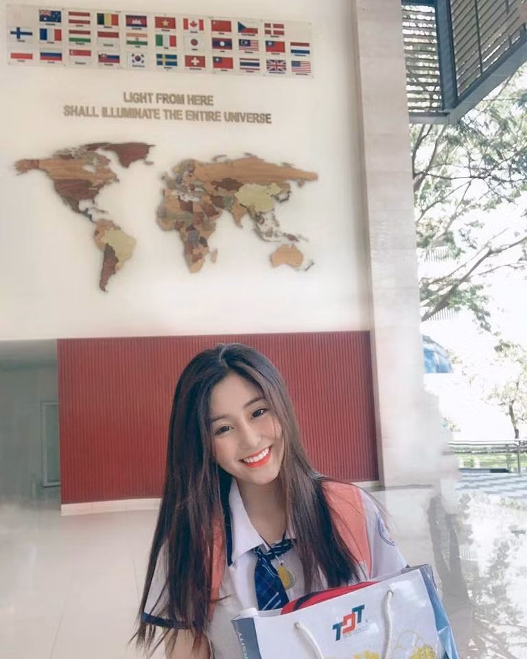 Ngọc Trân cũng năng nổ và rất tích cực tham gia các hoạt động ở trường.Trân còn có thành tích học tập đáng nể khi từng đoạt HCB học sinh giỏi môn Văn cấp thành phố. Trong tương lai, nữ sinh muốn trở thành giáo viên dạy môn Văn.