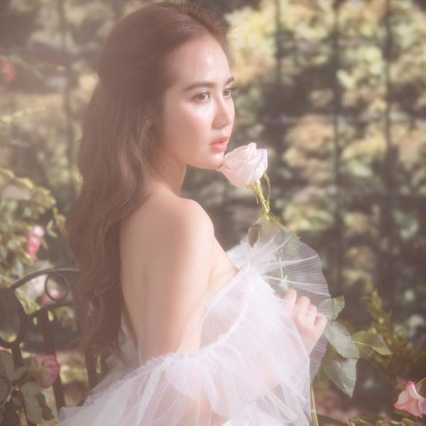 Hội bạn thân toàn gái xinh sinh năm 1990 của MC Thu Hoài ảnh 13 Trong dàn hotgirl đời đầu, cái tên Huyền Lizzie không phải là cái tên xa lạ. Cô gây ấn tượng bởi vẻ đẹp rất dịu dàng đúng chất con gái Hà Thành.