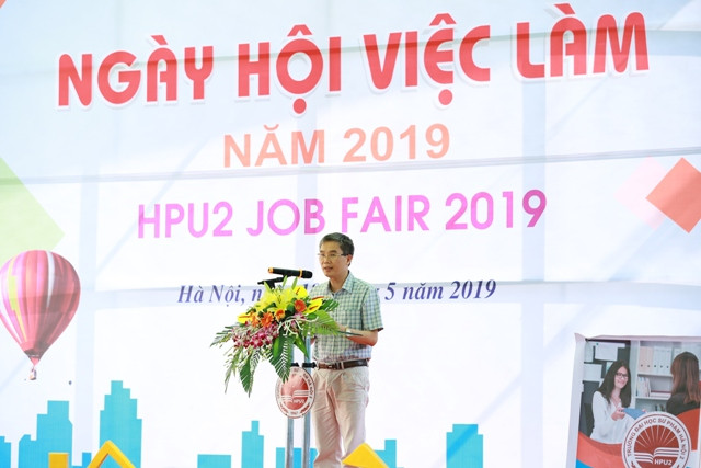 TS. Bùi Kiên Cường, Phó Bí thư Đảng tủy, Chủ tịch Công đoàn trường phát biểu khai mạc.