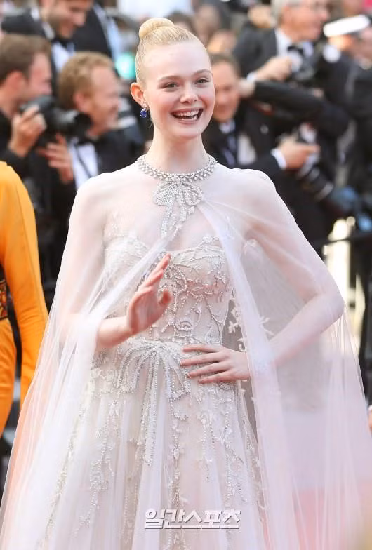 Chuong Tu Di dien dam xuyen thau, dep lan at dan my nu o be mac Cannes hinh anh 6 