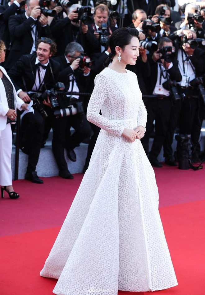 "Thánh cô ma giáo" Hứa Tình cũng góp mặt trong buổi bế mạc LHP Cannes lần thứ 72. Cô mặc bộ váy trắng đơn giản nhưng không kém phần thu hút. Chuong Tu Di dien dam xuyen thau, dep lan at dan my nu o be mac Cannes hinh anh 4