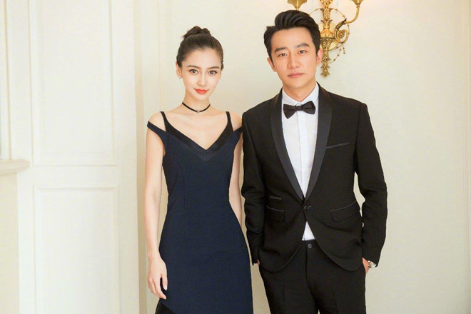 Trước khi Thời đại lập nghiệp phát sóng, nhiều khán giả cho rằng diễn xuất ổn định của anh sẽ là thứ che lấp những yếu kém của Angelababy. Nhưng khi phim lên sóng, cách diễn tưng tửng của Hoàng Hiên đã khiến nhân vật của anh trở nên ngốc nghếch, vô tâm. Còn bà xã Huỳnh Hiểu Minh vẫn khiến khán giả ngán ngẩm với biểu cảm một màu. Diễn xuất thiếu chiều sâu của hai diễn viên đã khiến Thời đại lập nghiệp kết thúc với thành tích bết bát. Loat nguoi tinh man anh dien trai, noi tieng cua my nhan Angelababy hinh anh 6