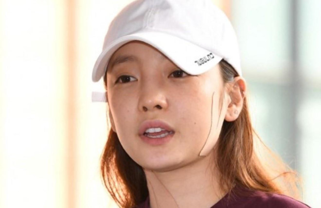 Choi Jong Bum sau đó đã tố ngược lại rằng nữ ca sĩ mới là người bạo hành anh ta. Ngoài ra, Choi Jong Bum còn muốn gửi clip quan hệ tình dục với Goo Hara cho báo chí. Trước những thông tin này, hàng trăm nghìn người đã tìm từ khóa "clip nóng của Goo Hara". Đây cũng là nguyên nhân khiến nữ ca sĩ phải quỳ gối cầu xin bạn trai khi cả hai đang tranh cãi với nhau. Goo Hara -