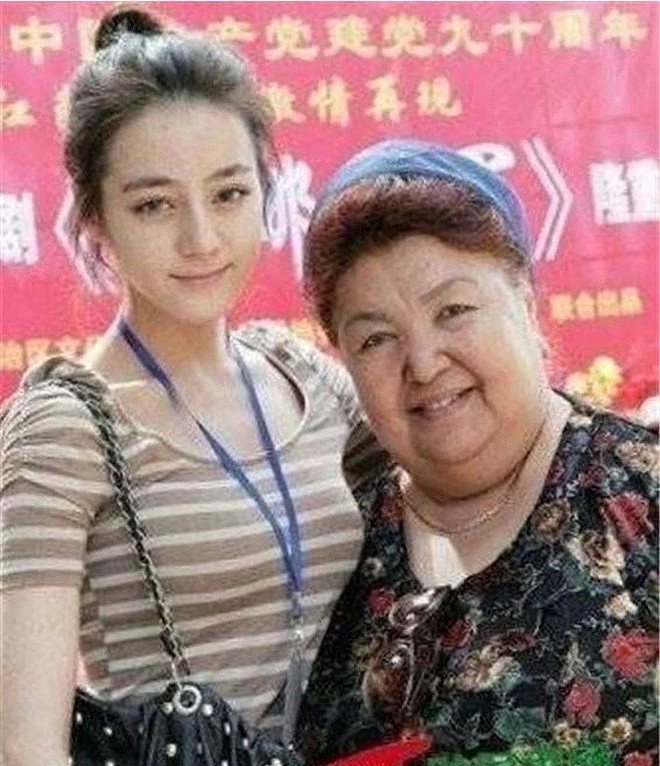 Lộ ảnh quá khứ, ‘Mỹ nữ Tân Cương’ Địch Lệ Nhiệt Ba khiến nhiều người bất ngờ trước nhan sắc thật - Ảnh 5 Lộ ảnh quá khứ, ‘Mỹ nữ Tân Cương’ Địch Lệ Nhiệt Ba khiến nhiều người bất ngờ trước nhan sắc thật - Ảnh 5