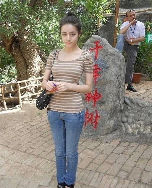Lộ ảnh quá khứ, ‘Mỹ nữ Tân Cương’ Địch Lệ Nhiệt Ba khiến nhiều người bất ngờ trước nhan sắc thật - Ảnh 3 Lộ ảnh quá khứ, ‘Mỹ nữ Tân Cương’ Địch Lệ Nhiệt Ba khiến nhiều người bất ngờ trước nhan sắc thật - Ảnh 3