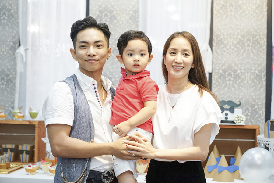 Con trai 3 tuổi của Khánh Thi ra sàn nhảy đúng chuẩn “con nhà nòi“ ảnh 3 Bé Kubi hạnh phúc bên ba mẹ